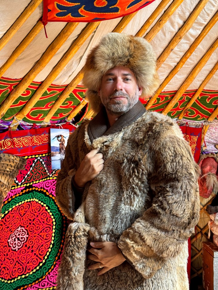 DVE TVARE MONGOLSKA  - Martin Navrátil